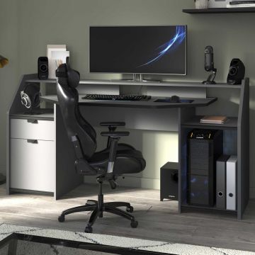 Schreibtisch-Gaming mit LED-Streifen