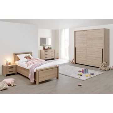 Kinderzimmer Lavio: Bett 90x200cm, Nachttisch, Kommode, Kleiderschrank - Eichendekor